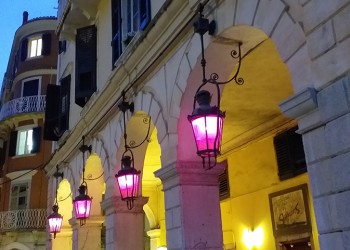 Στο μοβ του πένθους «ντύθηκε» η Κέρκυρα