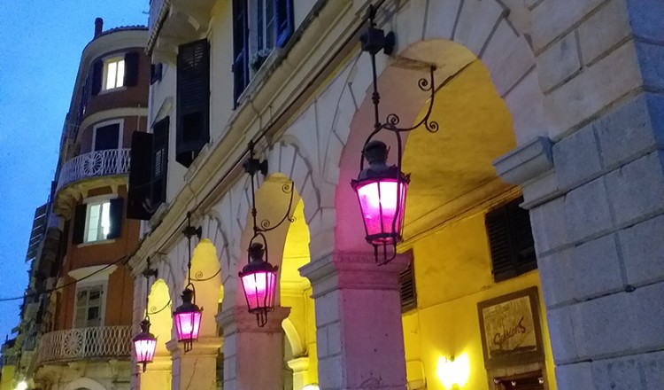 Στο μοβ του πένθους «ντύθηκε» η Κέρκυρα