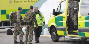 Ξεπέρασαν τους 2.900 οι νεκροί στη Βρετανία λόγω του κορονοϊού