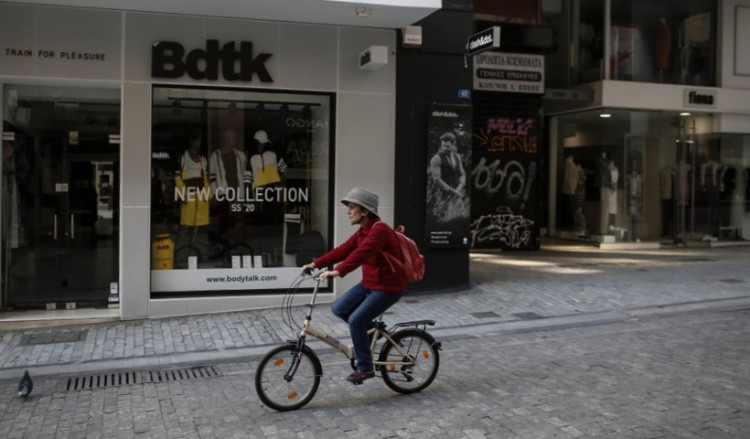 Eλληνική οικονομία: Ύφεση 15,2% το β΄ τρίμηνο  2