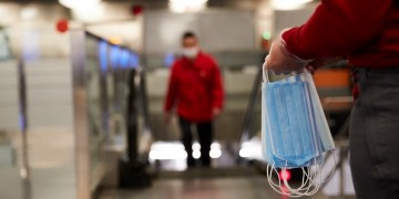 Πανδημία κορονοϊού: 411 νέα κρούσματα, νεκροί, διασωληνωμένοι, κλειστά σχολεία στην Ελλάδα