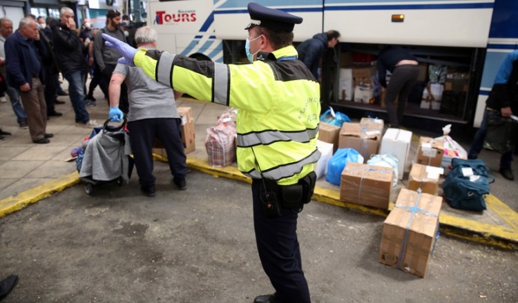 Ουρές στα ΚΤΕΛ στην Αθήνα για την παραλαβή δεμάτων (φωτο)