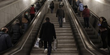 Με μάσκες και απόσταση τα πρώτα βήματα επιστροφής στην κανονικότητα