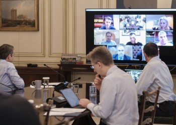 «Plan B» για την αναχαίτιση του κορονοϊού φτιάχνει η κυβέρνηση – Έκτακτη σύσκεψη