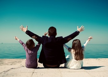 Ο Αλεξίκον Παρχαρίδης σε νέες περιπέτειες με… επιτραπέζια! (βίντεο)