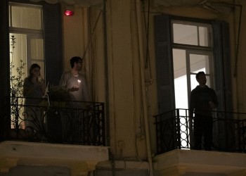 Πάσχα 2020: Κάναμε Ανάσταση στα μπαλκόνια και τις αυλές και σήμερα ψήνουμε στο φούρνο (φωτο)