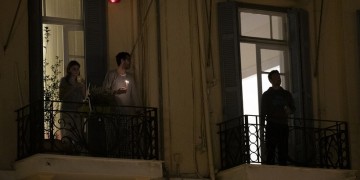 Πάσχα 2020: Κάναμε Ανάσταση στα μπαλκόνια και τις αυλές και σήμερα ψήνουμε στο φούρνο (φωτο)