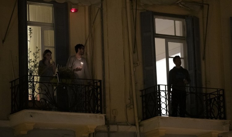 Πάσχα 2020: Κάναμε Ανάσταση στα μπαλκόνια και τις αυλές και σήμερα ψήνουμε στο φούρνο (φωτο)