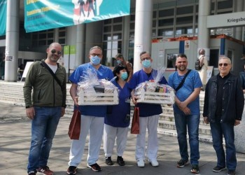 Συγκινητική προσφορά των Ποντίων Στουτγάρδης στο ιατρικό και νοσηλευτικό προσωπικό του Katharinen Hospital