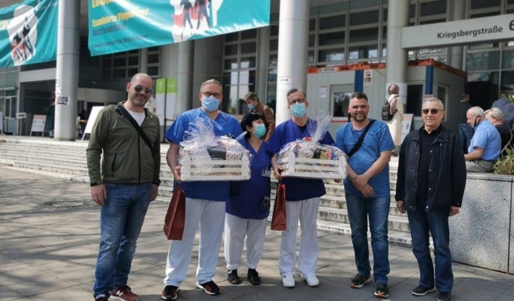 Συγκινητική προσφορά των Ποντίων Στουτγάρδης στο ιατρικό και νοσηλευτικό προσωπικό του Katharinen Hospital