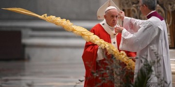 Η Κυριακή των Βαΐων στο Βατικανό – Παρόντες ο Πάπας, λίγοι ιερείς και μοναχές