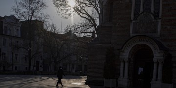 Υποχρεωτική η χρήση μάσκας από τον γενικό πληθυσμό στη Βουλγαρία