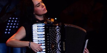 Η Ζωή Τηγανούρια στο «We Are 1 World» – Γνωστοί καλλιτέχνες στη μάχη κατά του κορονοϊού (βίντεο)