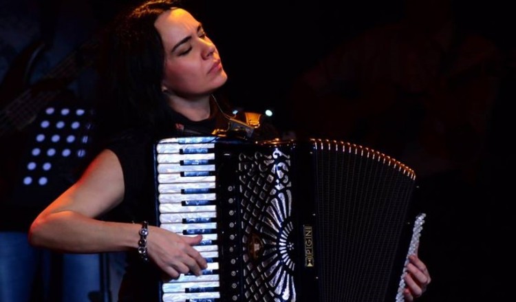 Η Ζωή Τηγανούρια στο «We Are 1 World» – Γνωστοί καλλιτέχνες στη μάχη κατά του κορονοϊού (βίντεο)