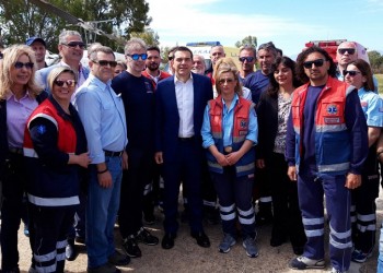 O Τσίπρας στο συντονιστικό κέντρο του ΕΚΑΒ για να στηρίξει το έργο του