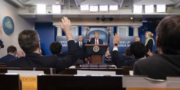 Ο Τραμπ ζητά να μπει ξανά μπροστά η οικονομία των ΗΠΑ παρά τους χιλιάδες νεκρούς από τον SARS-CoV-2