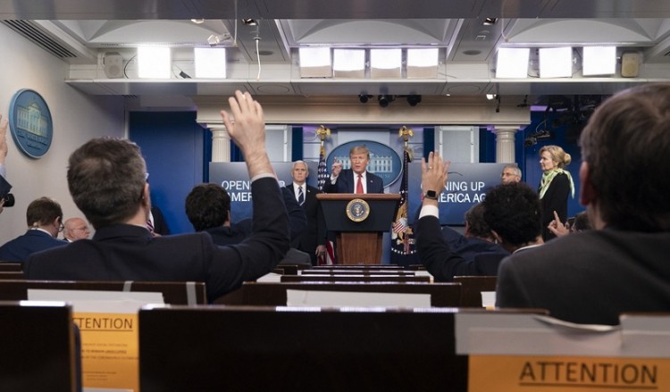 Ο Τραμπ ζητά να μπει ξανά μπροστά η οικονομία των ΗΠΑ παρά τους χιλιάδες νεκρούς από τον SARS-CoV-2