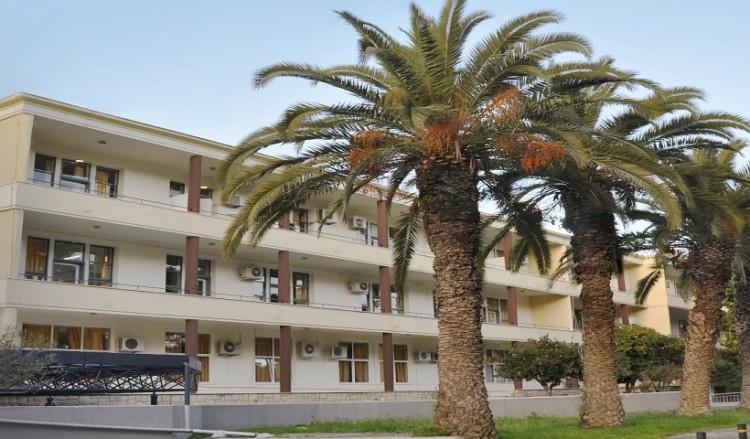 Χειροκροτήματα και χαμόγελα στο «Βενιζέλειο» νοσοκομείο για 63χρονη που νίκησε τον κορονοϊό (βίντεο)