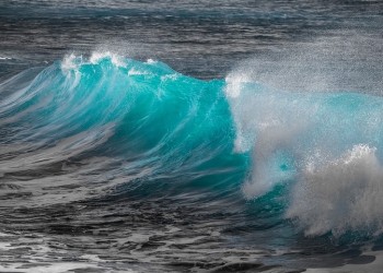Βελτιώνεται σταδιακά ο καιρός – Σαρώνουν οι θυελλώδεις άνεμοι