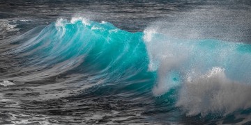 Βελτιώνεται σταδιακά ο καιρός – Σαρώνουν οι θυελλώδεις άνεμοι