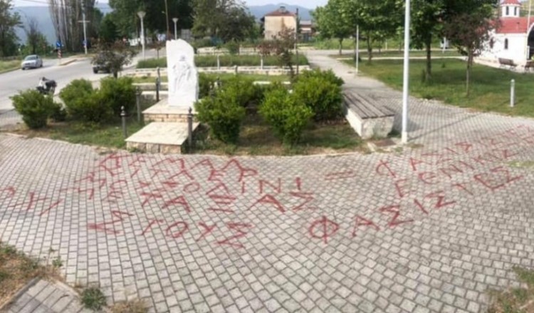 Άρνισσα: Βεβήλωσαν το χώρο μπροστά από το μνημείο για τη Γενοκτονία των Ποντίων