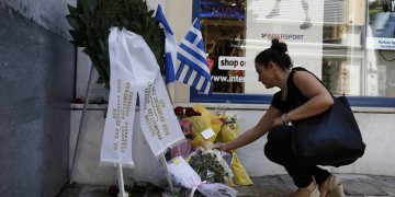 Αποκάλυψη πλακέτας για τα θύματα της Marfin, παρουσία της Σακελλαροπούλου