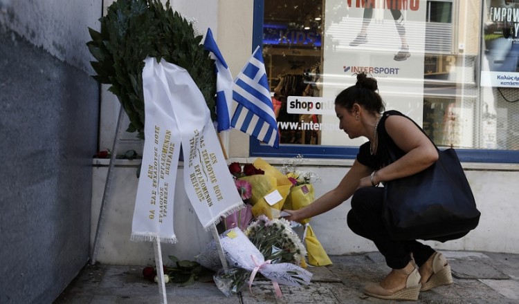 Αποκάλυψη πλακέτας για τα θύματα της Marfin, παρουσία της Σακελλαροπούλου