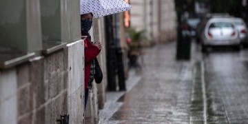 Κακοκαιρία και την Τετάρτη: Βροχές, καταιγίδες και νέα πτώση της θερμοκρασίας