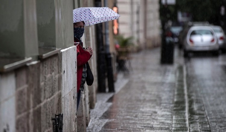 Κακοκαιρία και την Τετάρτη: Βροχές, καταιγίδες και νέα πτώση της θερμοκρασίας
