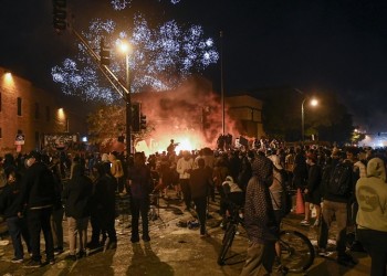 Άγρια επεισόδια στη Μινεάπολη για τη δολοφονία του Τζορτζ Φλόιντ