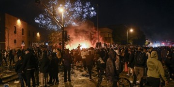 Άγρια επεισόδια στη Μινεάπολη για τη δολοφονία του Τζορτζ Φλόιντ