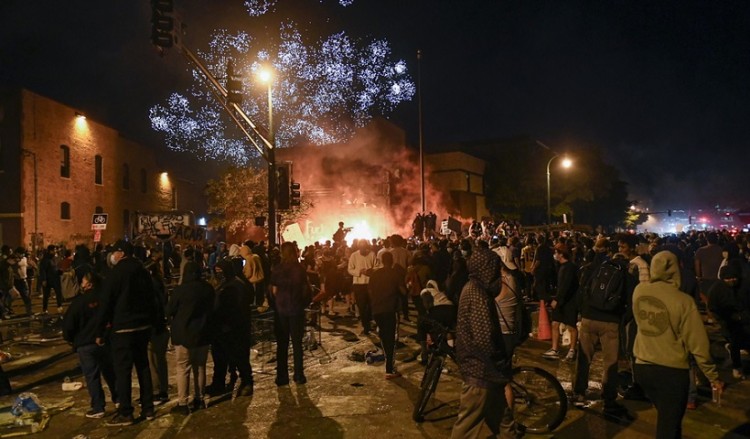 Άγρια επεισόδια στη Μινεάπολη για τη δολοφονία του Τζορτζ Φλόιντ
