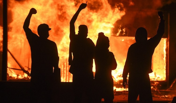 Βράζουν οι ΗΠΑ για τη δολοφονία του Φλόιντ – Δύο νεκροί σε διαδηλώσεις