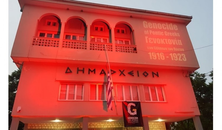 Κόκκινο το δημαρχείο της Νάουσας για τα 101 χρόνια από τη Γενοκτονία των Ποντίων
