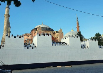 29η Μαΐου: Τηλεοπτικό σόου με ψεύτικο τείχος και προσευχή στην Αγια-Σοφιά