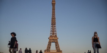 Η γαλλική κυβέρνηση συνιστά στους πολίτες να μην ταξιδέψουν φέτος το καλοκαίρι στο εξωτερικό