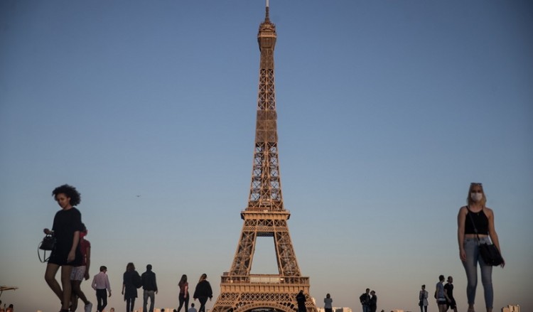 Η γαλλική κυβέρνηση συνιστά στους πολίτες να μην ταξιδέψουν φέτος το καλοκαίρι στο εξωτερικό