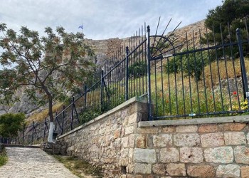 Δήμος Αθηναίων: Επιχείρηση καθαρισμού από γκράφιτι στα Αναφιώτικα (φωτο)