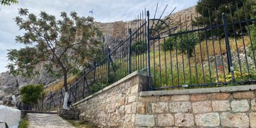 Δήμος Αθηναίων: Επιχείρηση καθαρισμού από γκράφιτι στα Αναφιώτικα (φωτο)