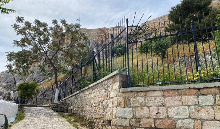 Δήμος Αθηναίων: Επιχείρηση καθαρισμού από γκράφιτι στα Αναφιώτικα (φωτο)