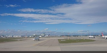 Ανοίγουν τα αεροδρόμια για τουρίστες από 29 χώρες