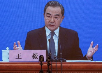 Kινέζος ΥΠΕΞ: Στο χείλος ενός νέου «Ψυχρού Πολέμου» με τις ΗΠΑ