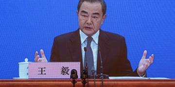 Kινέζος ΥΠΕΞ: Στο χείλος ενός νέου «Ψυχρού Πολέμου» με τις ΗΠΑ