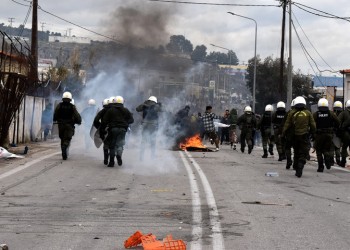 Μαλακάσα: Ένταση και χημικά σε συγκέντρωση διαμαρτυρίας για τις δομές μεταναστών (βίντεο)