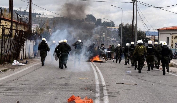 Μαλακάσα: Ένταση και χημικά σε συγκέντρωση διαμαρτυρίας για τις δομές μεταναστών (βίντεο)
