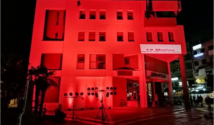 Φωταγωγήθηκε κόκκινο-μαύρο το δημαρχείο Κορδελιού-Ευόσμου και το μνημείο Γενοκτονίας των Ποντίων (φωτο, βίντεο)