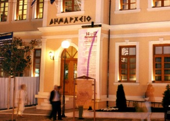 Γενοκτονία των Ποντίων 2020: Στο κόκκινο και το μαύρο το δημαρχείο Βέροιας την 19η Μαΐου