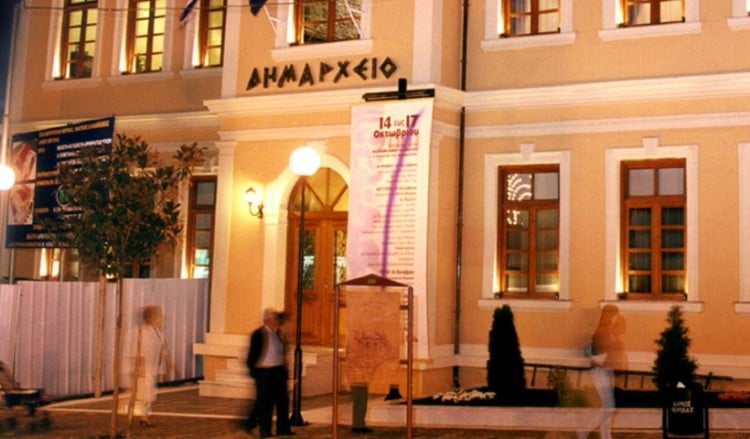 Γενοκτονία των Ποντίων 2020: Στο κόκκινο και το μαύρο το δημαρχείο Βέροιας την 19η Μαΐου