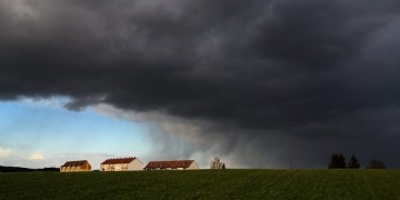Με νεφώσεις και τοπικές βροχές ο καιρός σήμερα