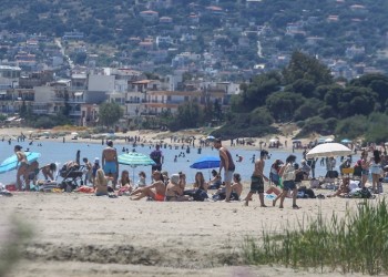 Τα μπάνια «νίκησαν» τον κορονοϊό: Γέμισαν οι παραλίες της Αττικής (βίντεο)